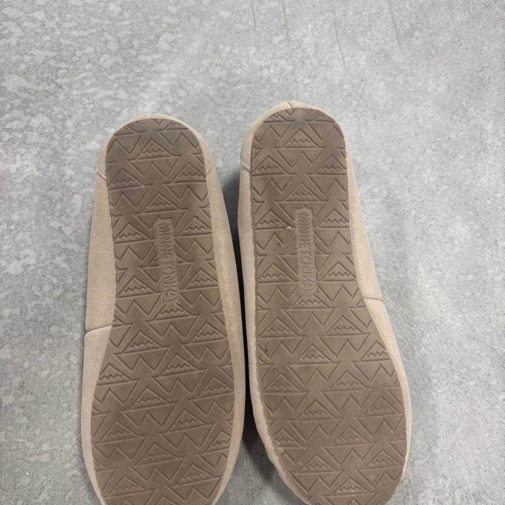 Minnetonka Gray & Cream Cozy Slippers Size 7 - Picture 3 of 5